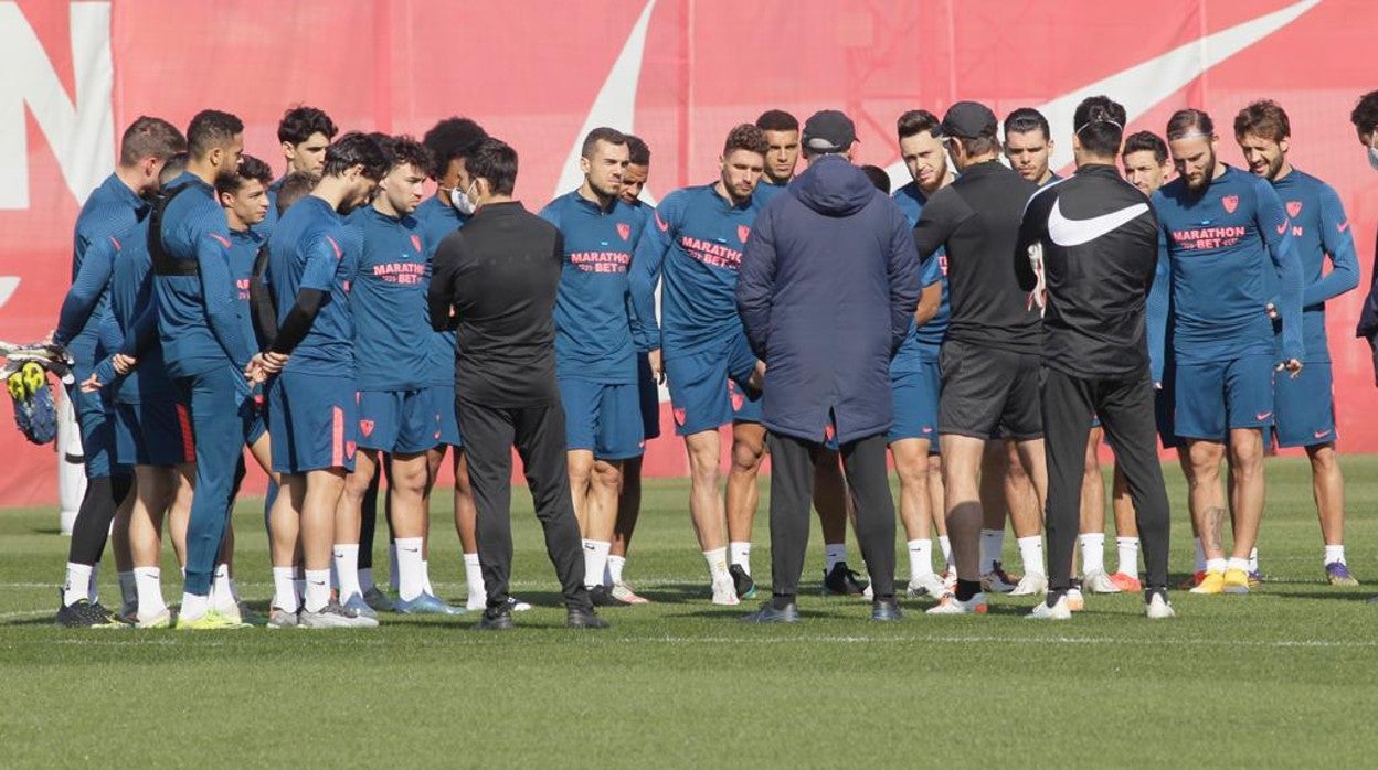 Julen Lopetegui dialoga con los futbolistas del Sevilla FC en uno de los últimos entrenamientos de la temporada