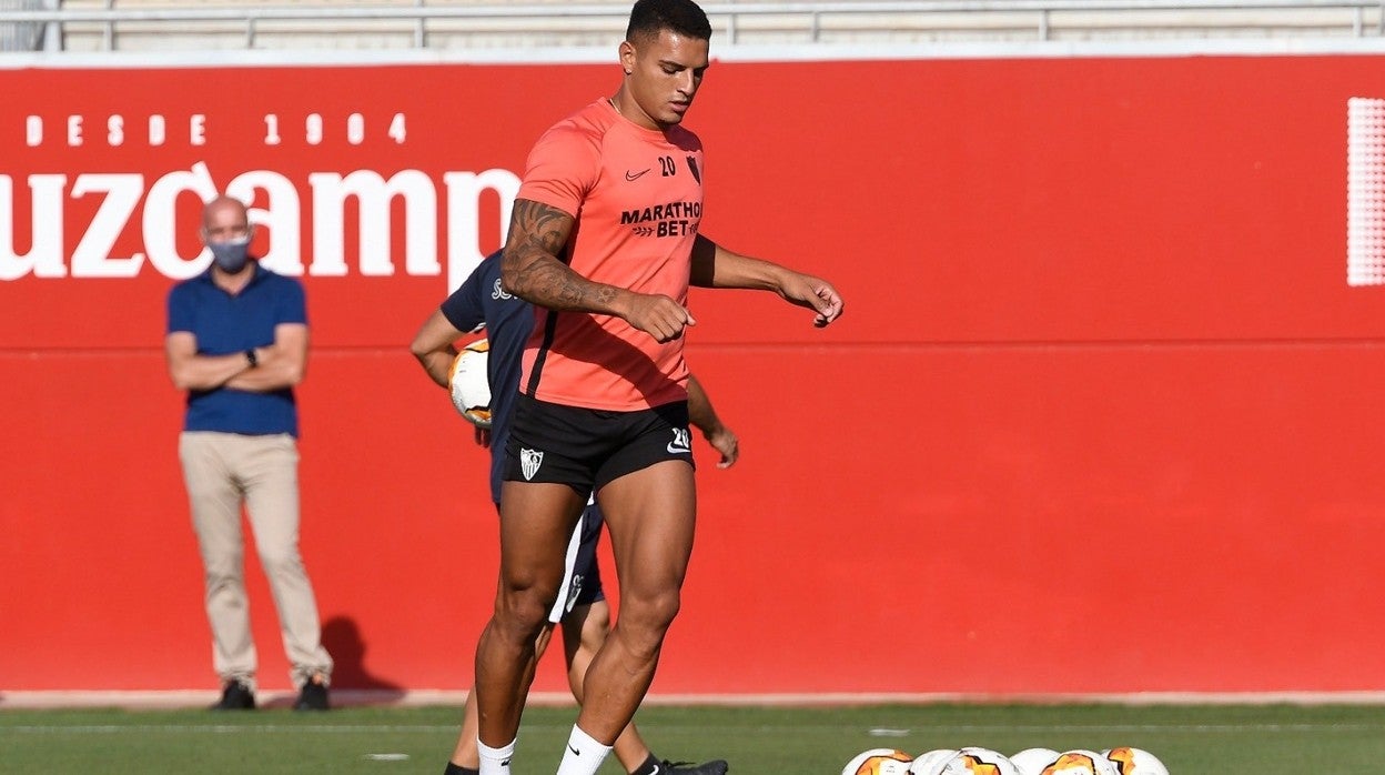 Diego Carlos, con Monchi al fondo