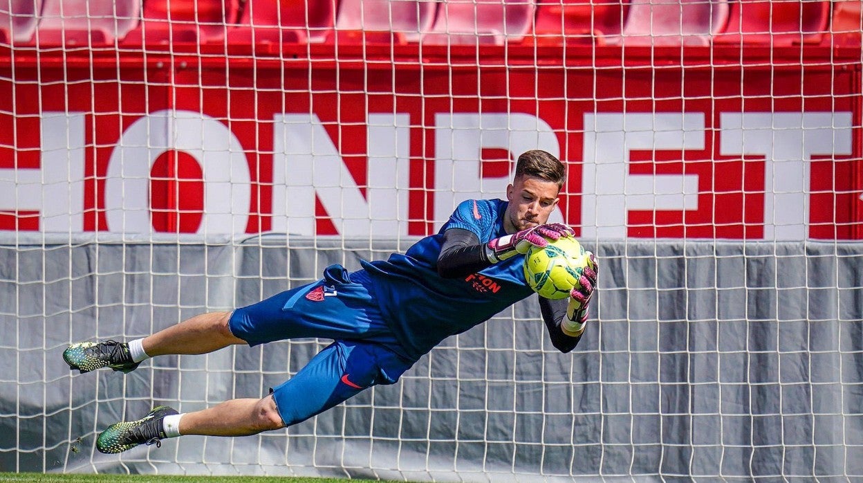 Alfonso Pastor ataja un balón en un entrenamiento con el primer equipo