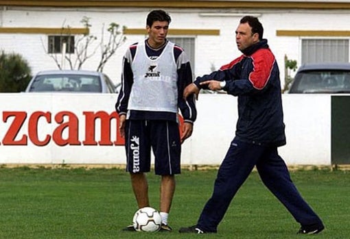 Reyes, en un entrenamiento del Sevilla FC con Joaquín Caparrós