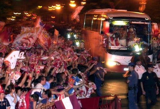 Los ssevillistas celebran el último ascenso del equipo mientras que la primera plantilla del Sevilla FC se desplaza hasta la Puerta Jerez