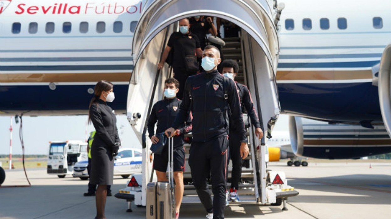 Joan Jordán baja junto a sus compañeros del avión del Sevilla FC