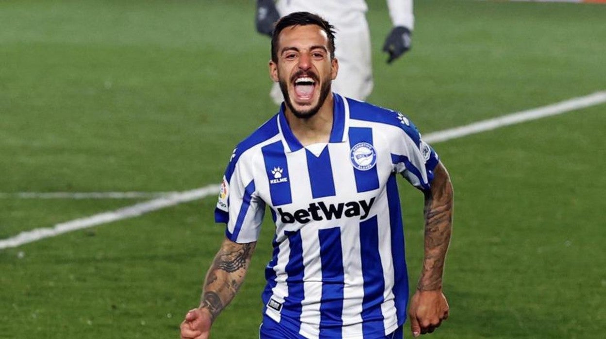 Joselu celebra un gol con el Alavés