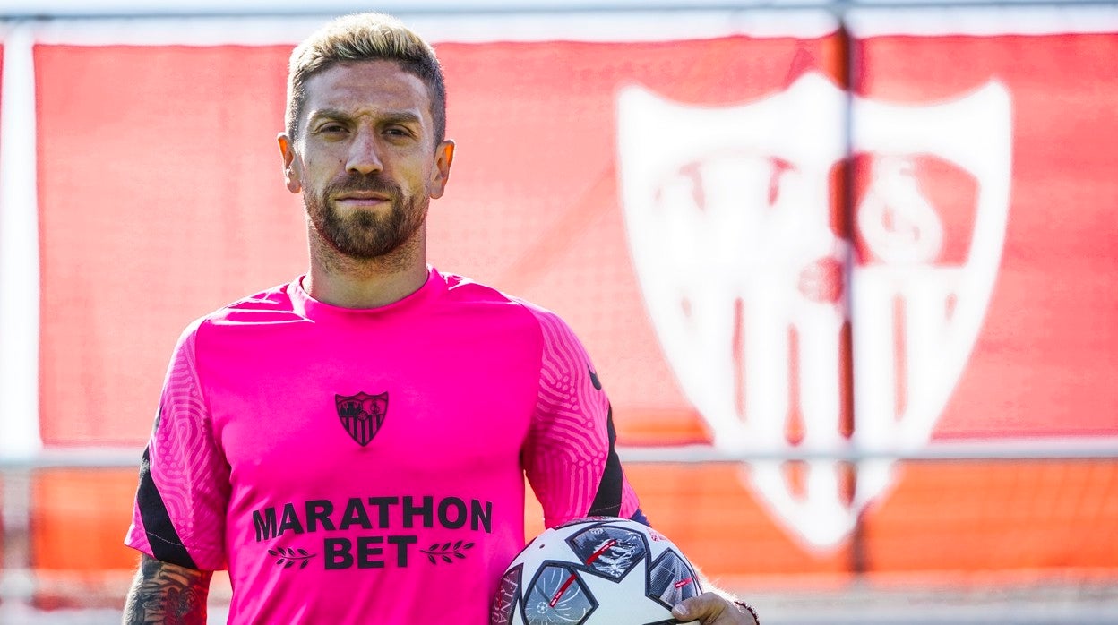 Alejandro 'Papu' Gómez posa en la ciudad deportiva del Sevilla FC