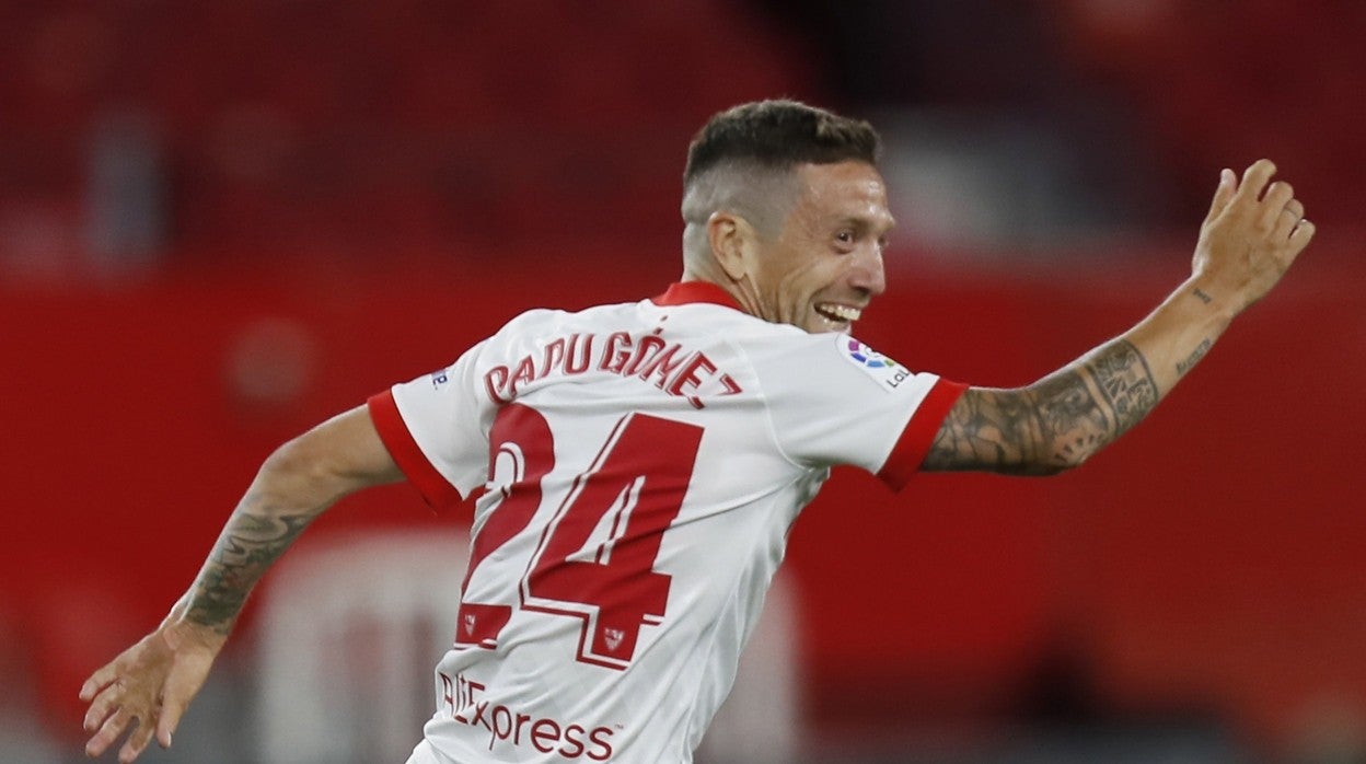Papu Gómez celebra un gol