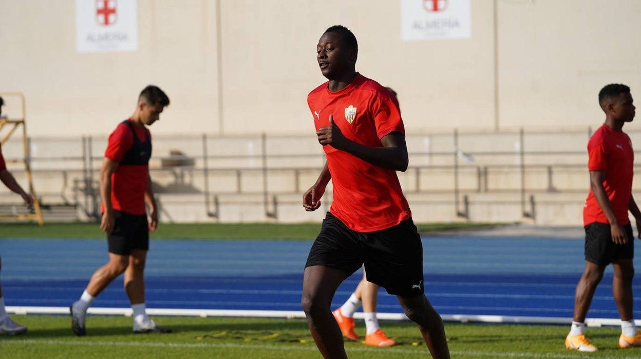 Umar Sadiq, en un entrenamiento con la UD Almería
