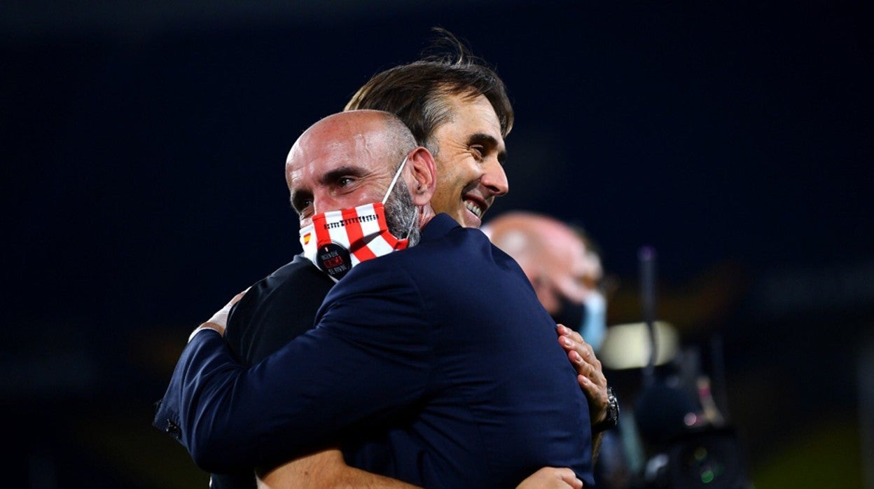 Monchi se abraza con Lopetegui