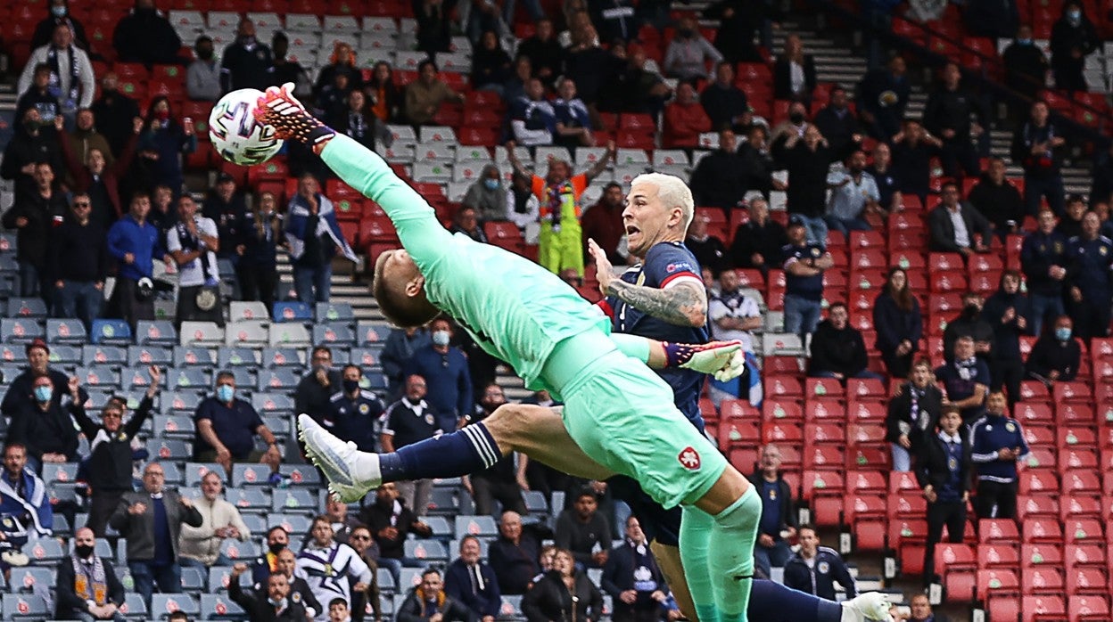 Vaclik realiza una de sus paradas destacadas en el partido ante Escocia