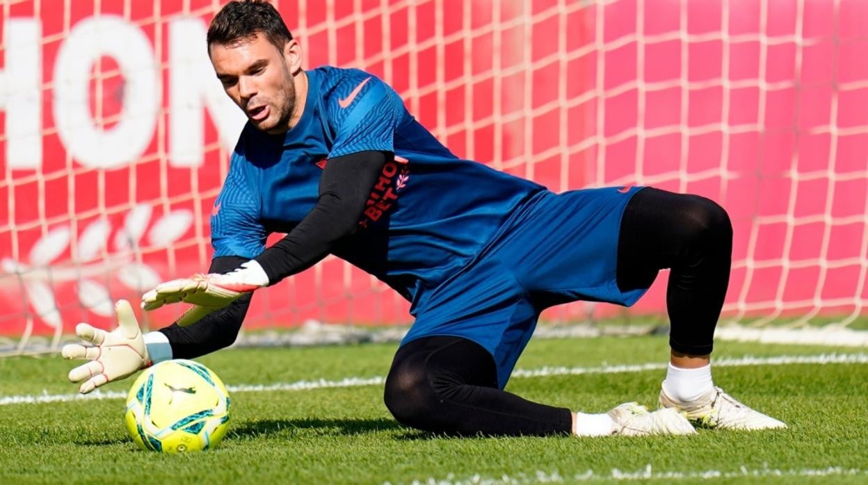 Juan Soriano, en un entrenamiento con el Sevilla FC