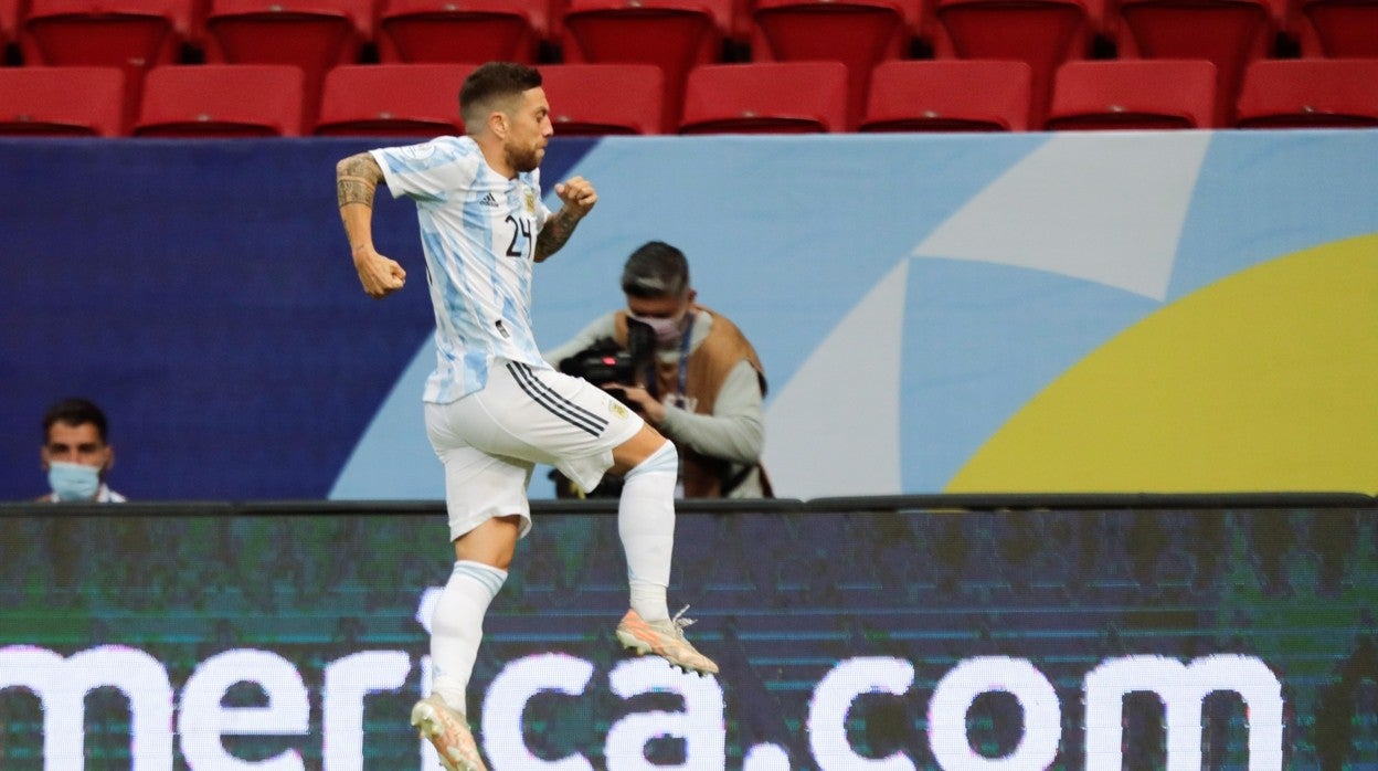 Papu Gómez celebra el tanto que anotó con Argentina ante Paraguay y que selló la clasificación para los cuartos de final de la Copa América