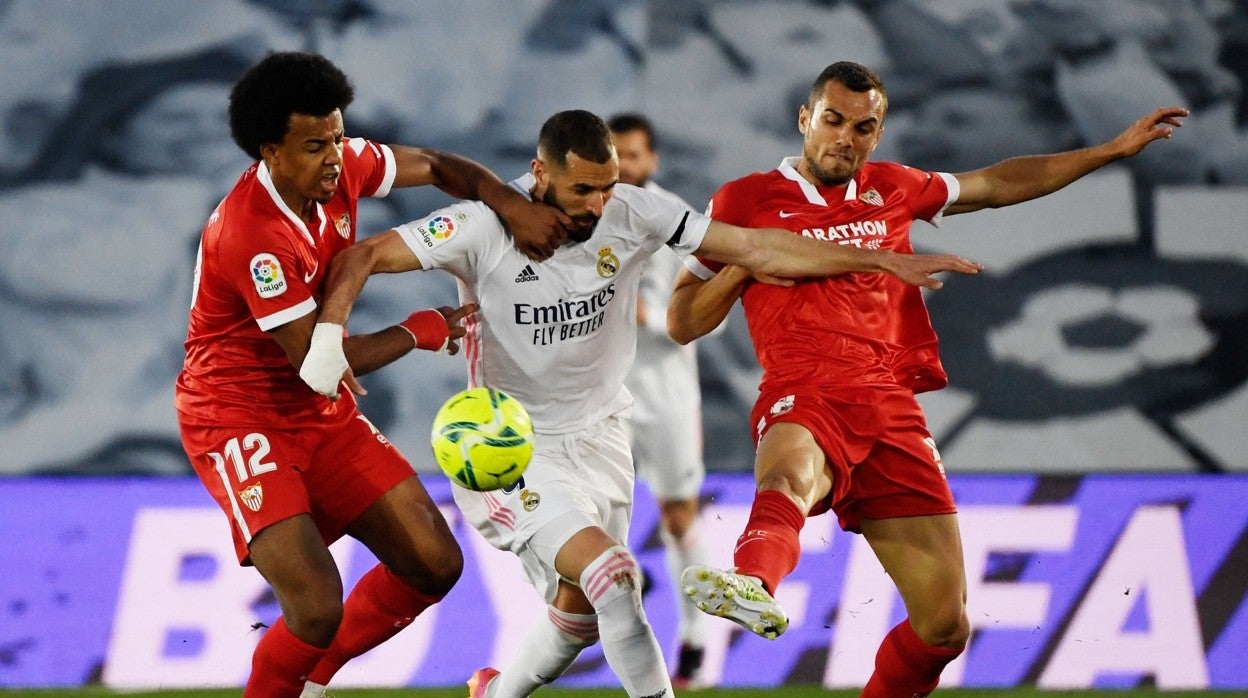 Koundé y Jordán pugnan con Benzemá en un lance del Real Madrid-Sevilla