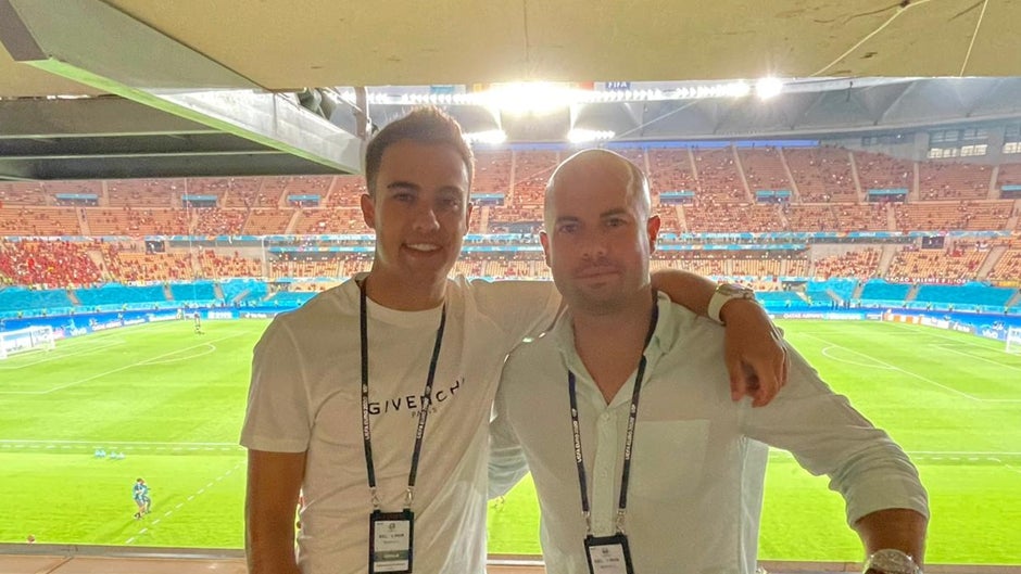 Reguilón regresó a Sevilla