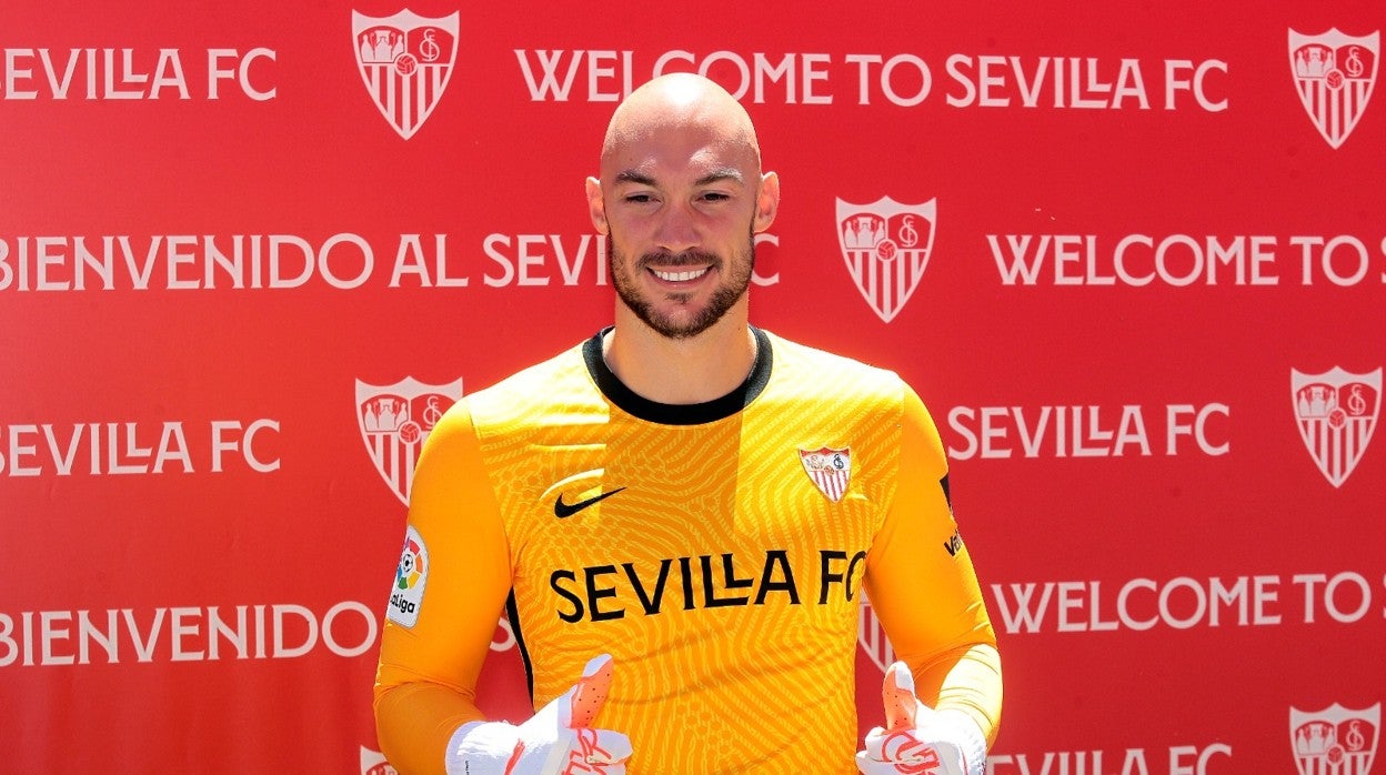 Marko Dmitrovic, en su presentación oficial con el Sevilla FC