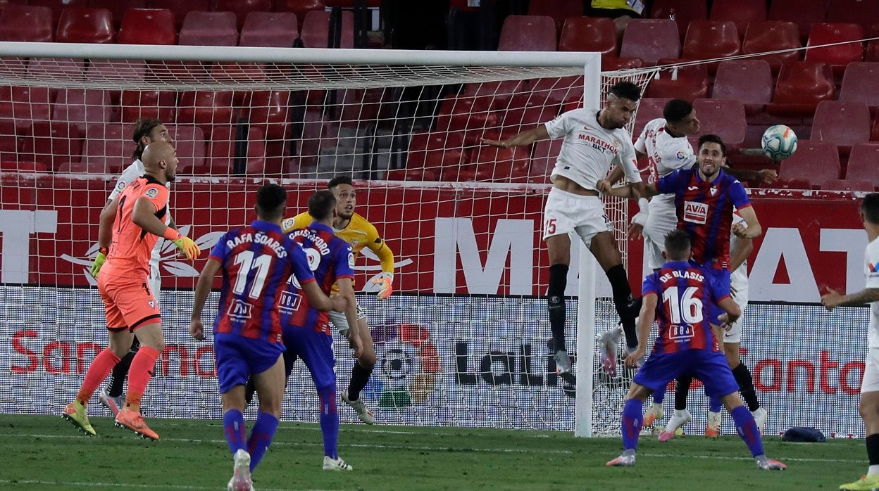 Acción en la que Ocampos acabaría sacando el remate de Dmitrovic