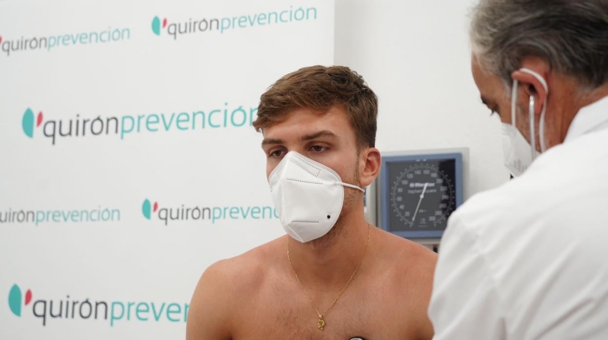 Juanmi se somete al reconocimiento médico