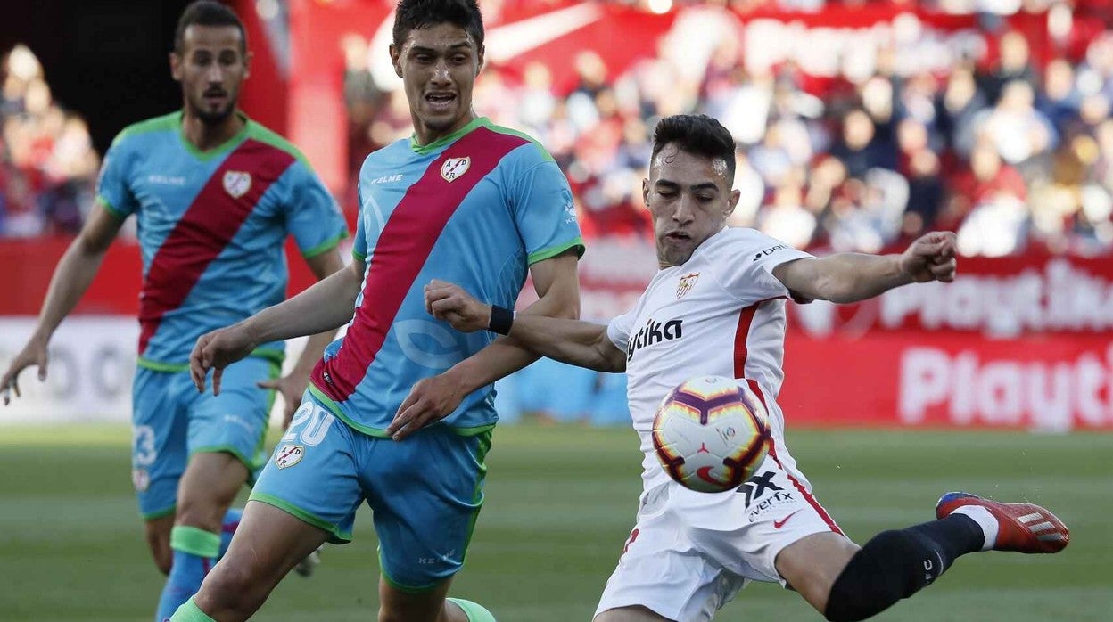 Munir chuta durante un Sevilla-Rayo