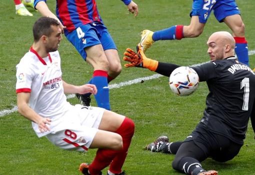 Dmitrovic y sus mejores cicerones en Sevilla