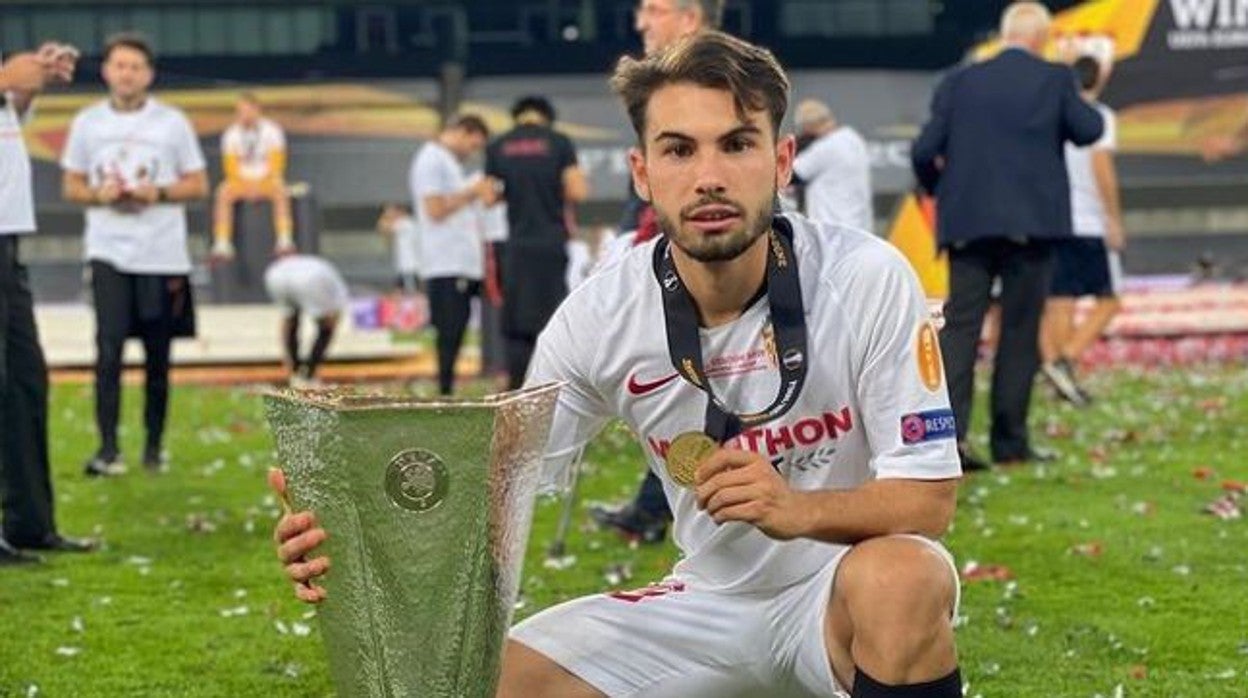 Lara posa con la medalla de campeón y la sexta Europa League sevillista