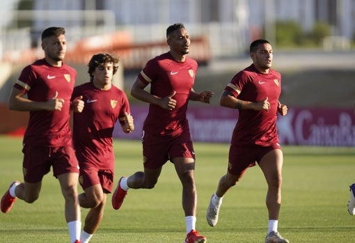 La camiseta de entrenamiento del Sevilla FC para la temporada 2021-22 es burdeos y con detalles dorados