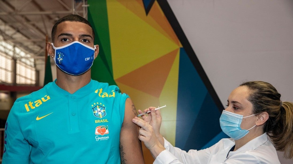 Diego Carlos recibió la vacuna contra el Covid