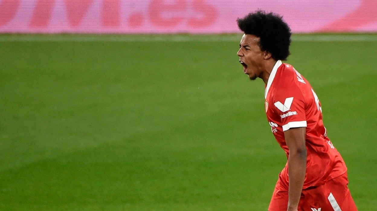 Jules Koundé celebrando un tanto con el Sevilla FC durante la pasada temporada