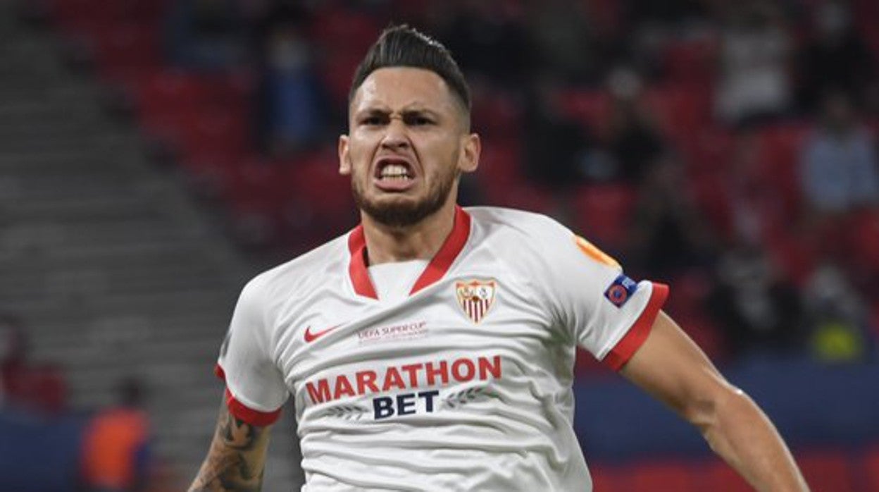 Ocampos celebra un gol con el Sevilla FC