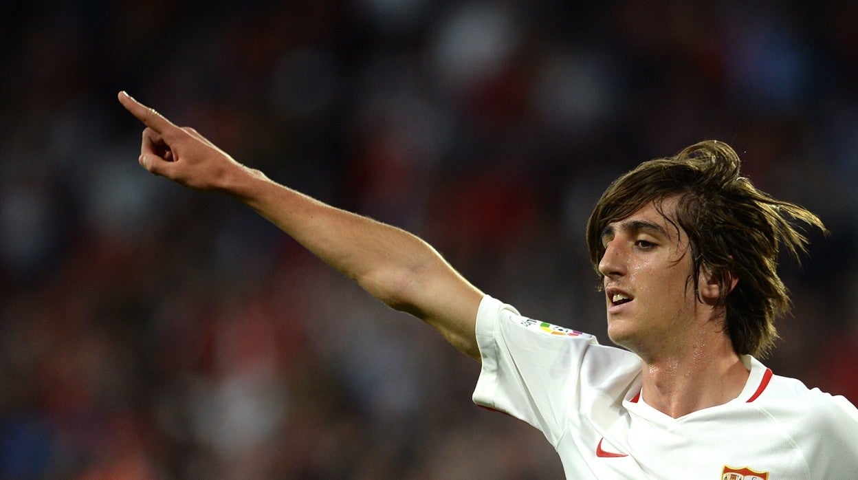 Bryan Gil celebra un gol con el Sevilla