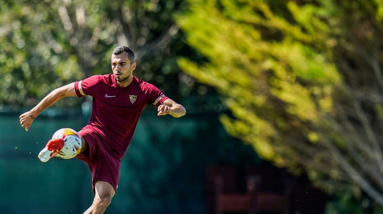 Joan Jordán, durante un entrenamiento del Sevilla en Lagos