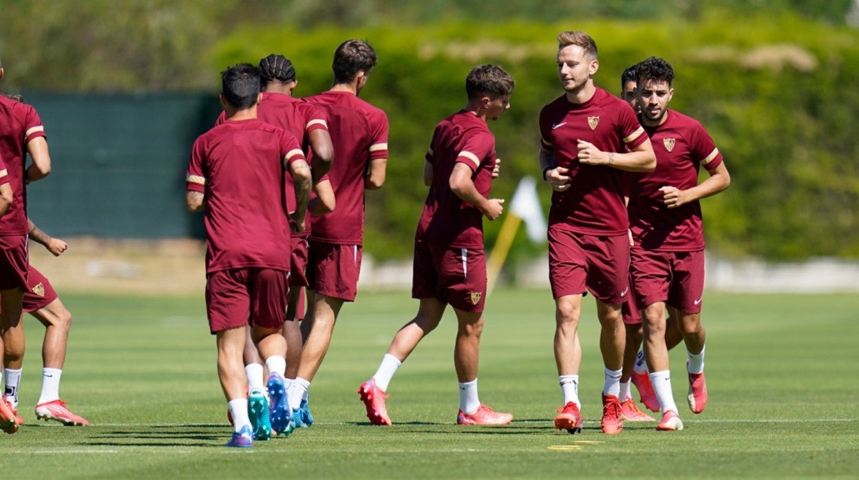 Los jugadores del Sevilla se ejercitan en Lagos