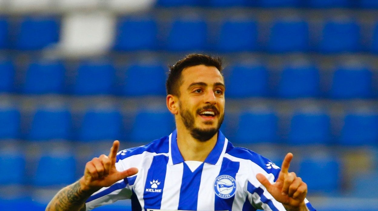 JOselu celebra uno de los once tantos que anotó en el Deportivo Alavés la temporada pasada