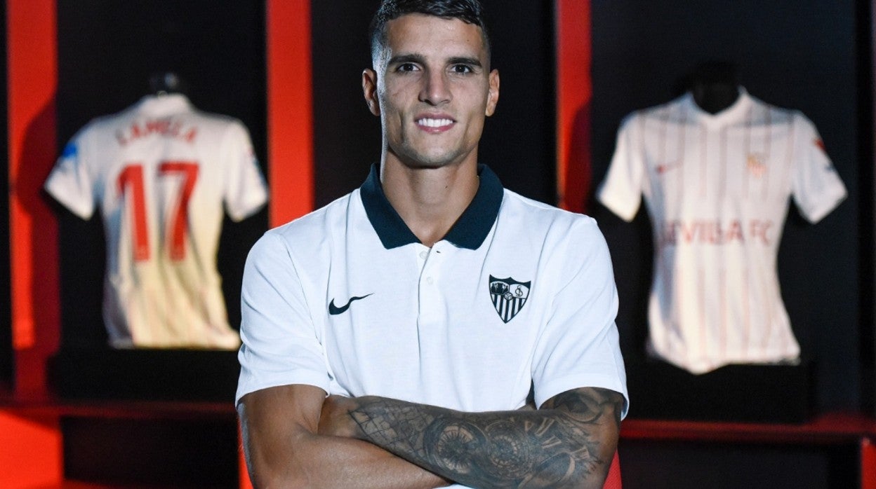 Lamela posa como nuevo jugador sevillista el día de su oficialidad