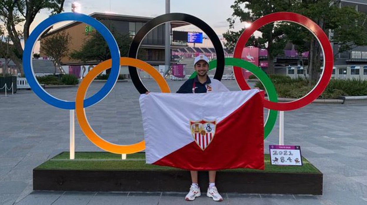 Francisco Gaviño con la bandera del Sevilla FC en Tokio