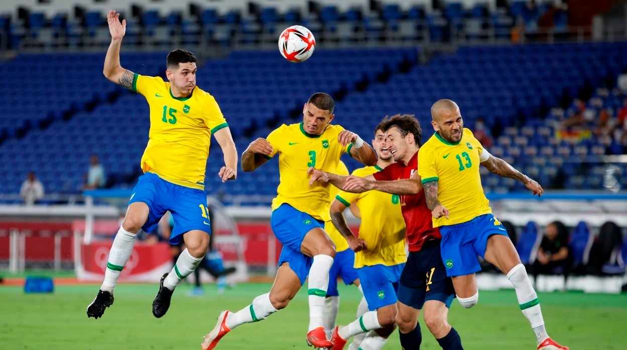 Diego Carlos, despejando un balón del área de Brasil