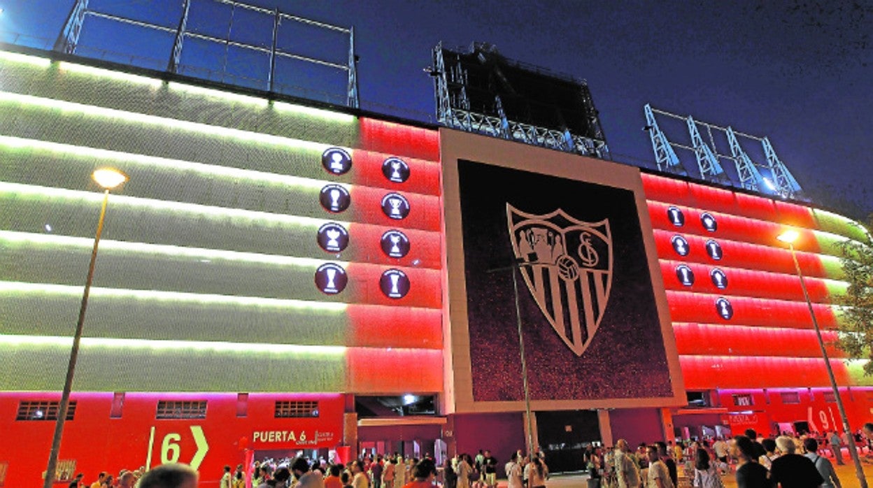 Imagen nocturna de los exteriores del Sánchez-Pizjuán