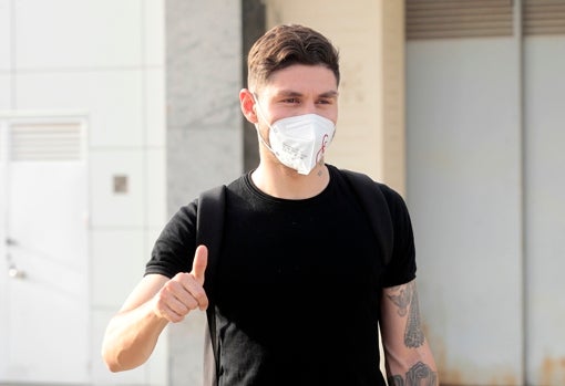 Gonzalo Montiel, a su llegada ayer a Sevilla