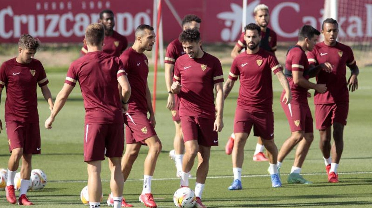 Los jugadores del Sevilla FC durante un entrenamiento esta pretemporada