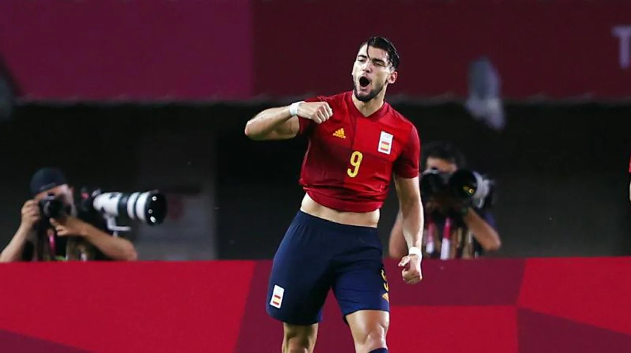 Rafa Mir celebra un gol con la selección olímpica española en los pasados Juegos de Tokio 2020