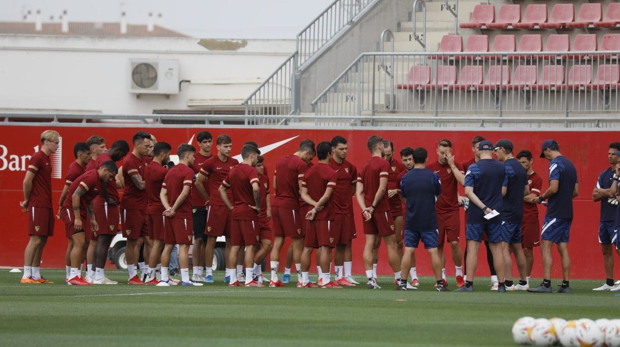 Los jugadores del Sevilla FC escuchan atentos a Julen Lopetegui durante una charla esta pretemporada