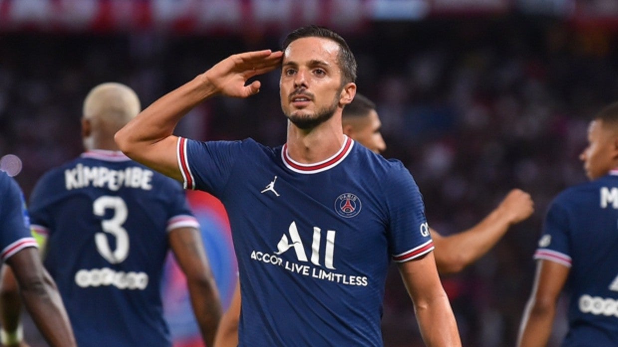 Sarabia realiza un saludo militar celebrando un gol con el PSG
