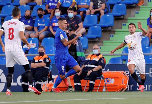 Vitolo y Navas, en un lance del choque en el Coliseum