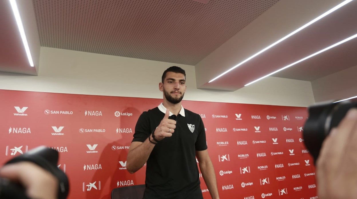 Rafa Mir, en su puesta de largo en el Sánchez-Pizjuán