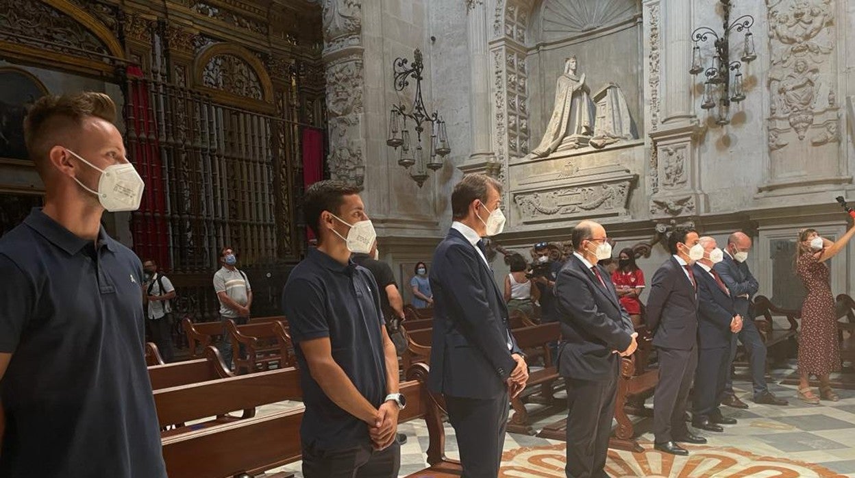Imagen de los capitanes, el entrenador y parte del consejo