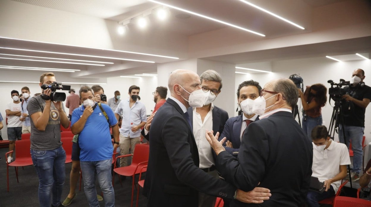 Monchi, José María del Nido Carrasco y Pepe Castro instantes antes de la rueda de prensa del director general deportivo para hacer balance del mercado de fichajes 2021--22