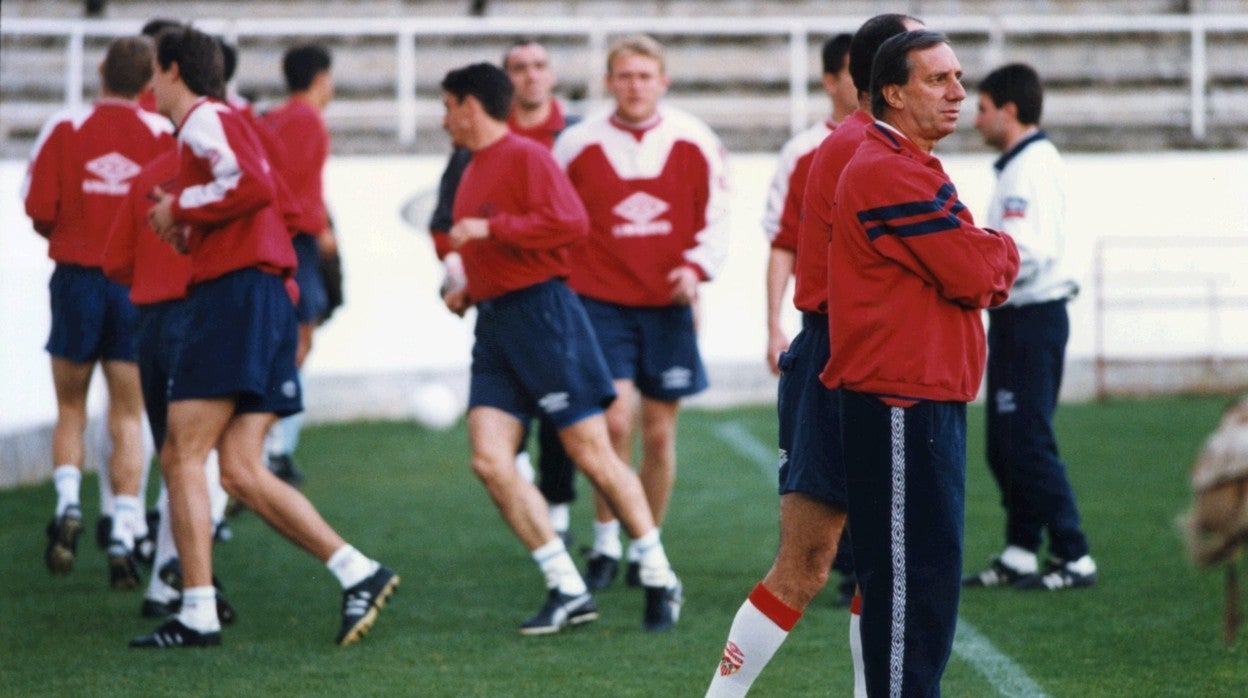 Bilardo, en un entrenamiento con el Sevilla FC
