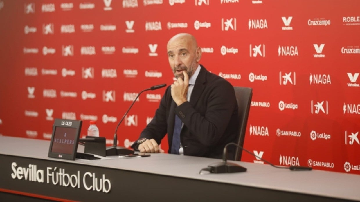 Monchi escucha la pregunta de un periodista en la rueda de prensa del cierre de mercado