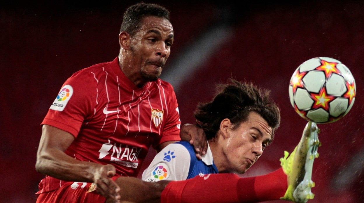 Fernando disputa el balón con Pellistri en el Sevilla-Alavés