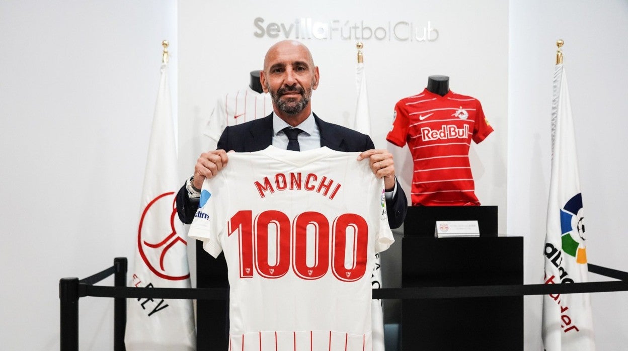 Monchi recibió una camiseta conmemorativa en el encuentro ante el Salzburgo