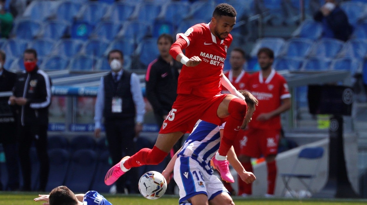 En-Nesyri, sorteando a un rival en el último Real Sociedad - Sevilla FC
