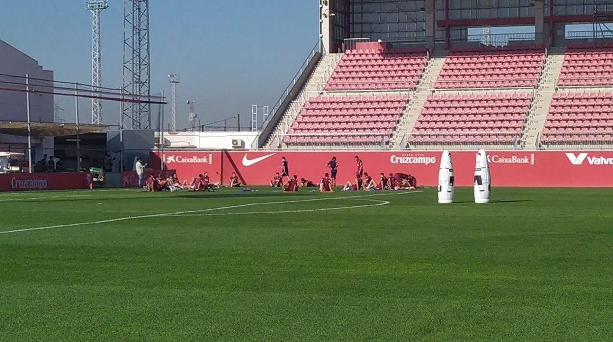 Estiramientos en el estadio Jesús Navas esta mañana