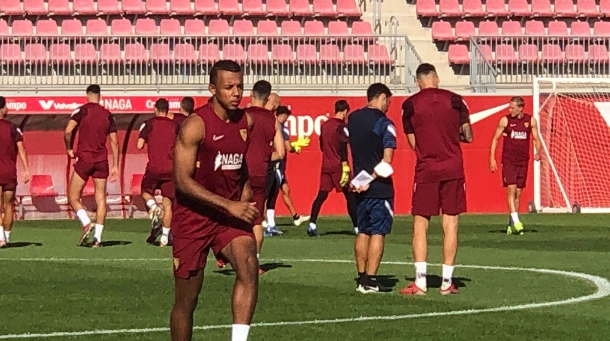 Jules Koundé se ha ejercitado junto al resto de sus compañeros en el entrenamiento previo a enfrentarse a la Real Sociedad